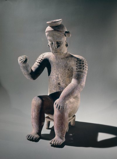 Jarra efigie mostrando a un hombre sentado en un pequeño taburete, estilo Colima de Pre Columbian Pre Columbian